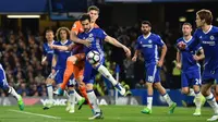Cesc Fabregas ketika tampil membela Chelsea menghadapi Manchester City pada pertandingan pekan ke-31 Premier League 2016-17 (5/4/2017). (AFP/Glyn Kirk)