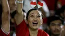 Seorang suporter wanita memberikan dukungan kepada Timnas Indonesia U-23 saat melawan Turkmenistan pada Kualifikasi Piala Asia U-23 2024 di Stadion Manahan, Solo, Selasa (12/09/2023). (Bola.com/Areif Bagus)