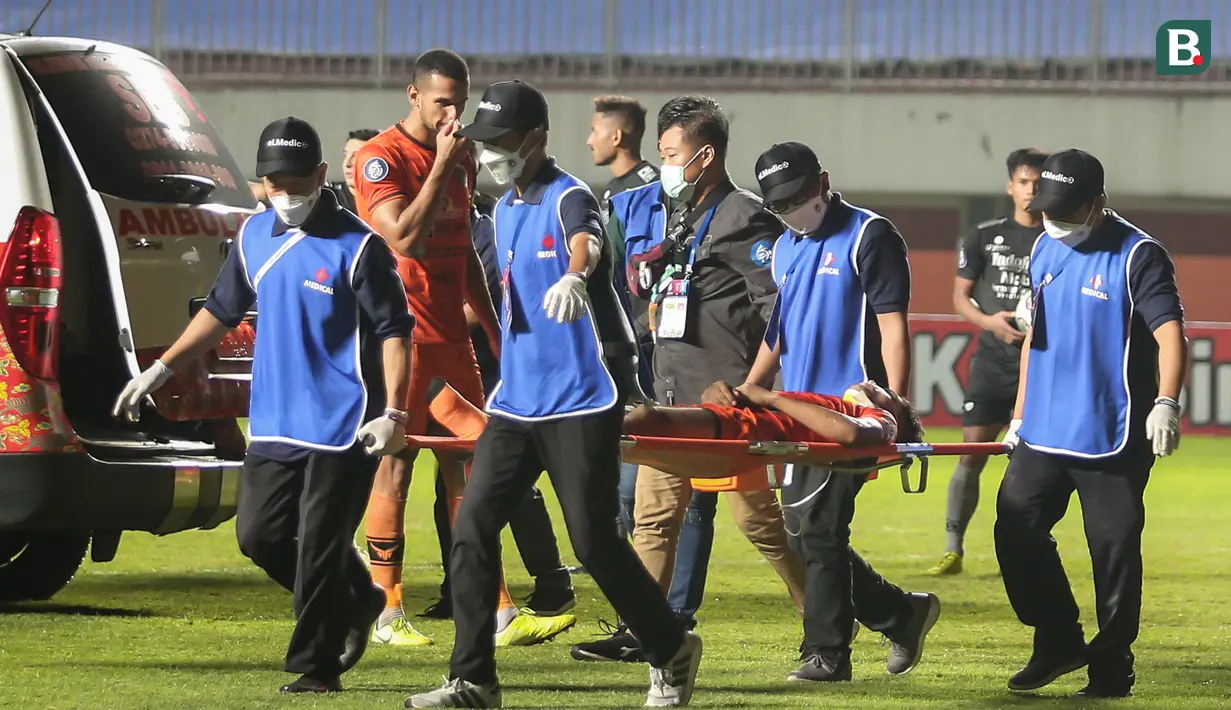 Ramadhan akhirnya dibawa menggunakan ambulans yang masuk ke lapangan menuju Rumah Sakit terdekat untuk mendapatkan perawatan lanjutnya. Bola.com/Bagaskara Lazuardi)