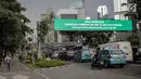 Sejumlah kendaraan melintasi rambu elektronik yang berada di Jalan Sudirman, Jakarta, Kamis (28/3). Dinas Perhubungan DKI Jakarta berencana menambah pemasangan rambu elektronik di sejumlah ruas jalan Ibu Kota. (Liputan6.com/Faizal Fanani)
