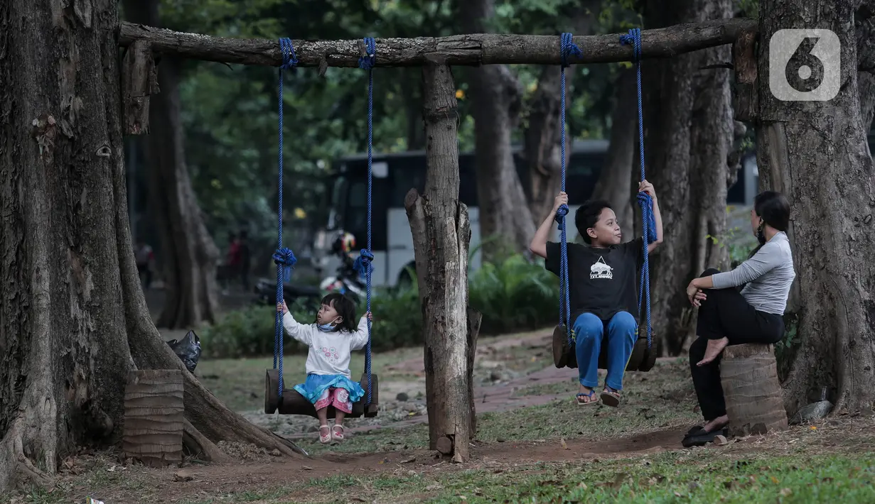 Anak-anak bermain di Taman Tomang Rawa Kepa, Jakarta, Minggu (21/6/2020). Lokasi tersebut menjadi salah satu tempat alternatif liburan warga untuk menghilangkan kebosanan di tengah masa PSBB transisi. (Liputan6.com/Johan Tallo)
