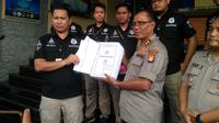 Penyidik Polda Metro Jaya menyerahkan berkas perkara Ratna Sarumpaet. (Merdeka.com/Ronald)