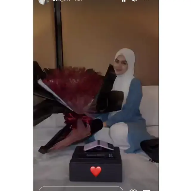 Henny Rahman Hamil dan Akui Wajahnya Berubah, Ini 6 Potret Terbarunya