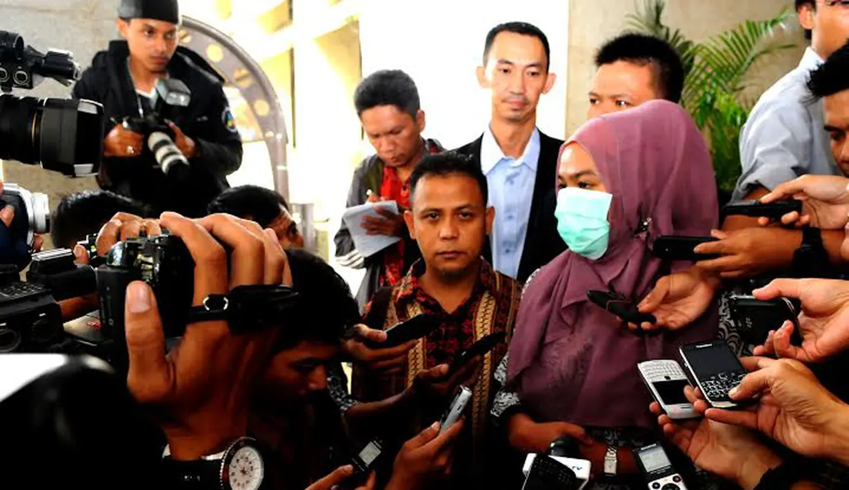 NP merupakan salah satu staf Satpol PP Pemerintah Daerah (Pemda) Indragiri Hulu (Inhu). Awal perkenalan dimulai saat Yopi menjabat Bupati di bulan Agustus 2010 (Liputan6.com/Andrian M Tunay)