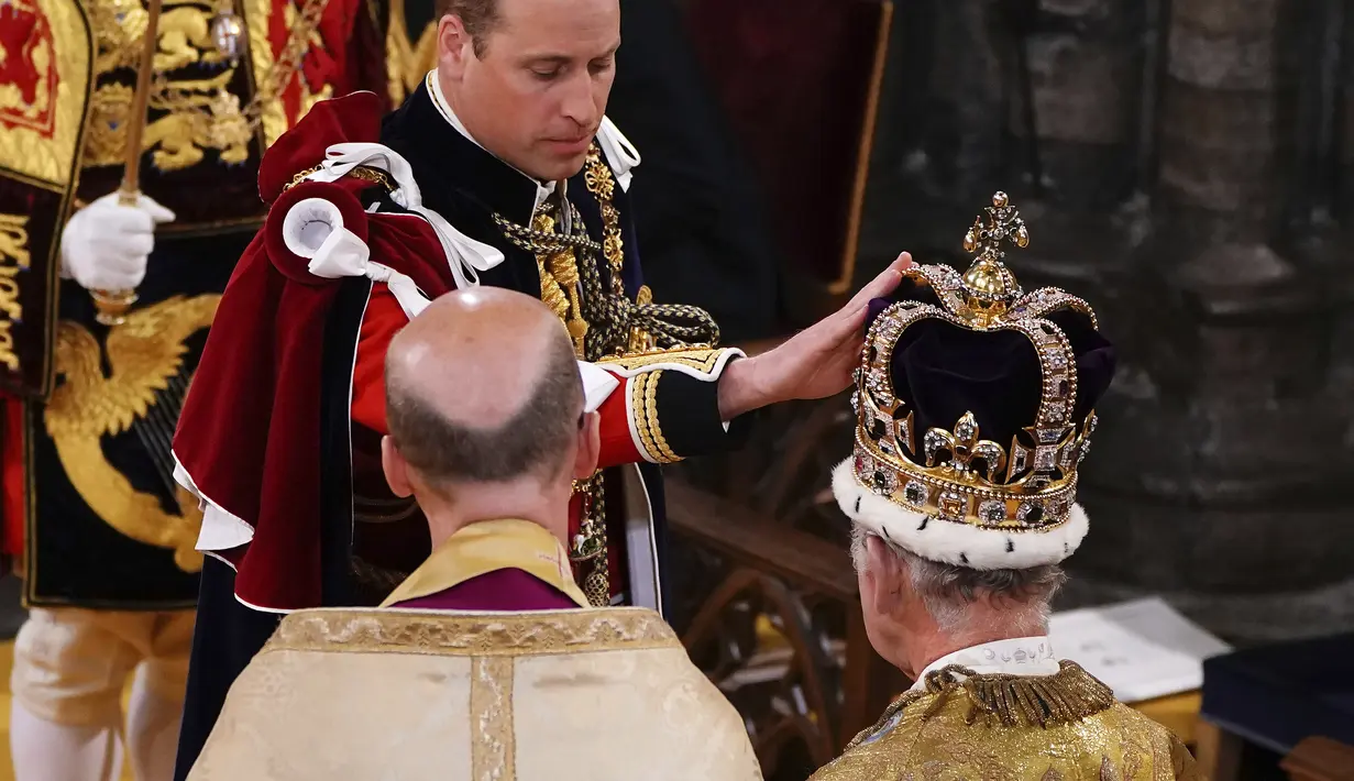 Prosesi yang dianggap sakral itu adalah ketika raja dibalur/diolesi dengan minyak suci oleh Uskup Agung Canterbury, Justin Welby, demikian seperti dikutip dari CNN (6/5/2023). (Yui Mok, Pool via AP)