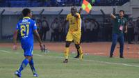 Herman Dzumafo menjadi penentu kemenangan Bhayangkara FC atas Persib Bandung di Stadion Si Jalak Harupat, Soreang, Kabupaten Bandung, Minggu (30/6/2019). (Bola.com/Erwin Snaz)