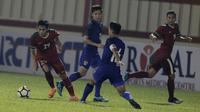 Gelandang Timnas Indonesia, Septian David Maulana, berusaha melewati pemain Thailand di Stadion PTIK, Jakarta, Kamis, (31/5/2018). (Bola.com/M Iqbal Ichsan)