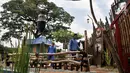 Petugas dari Dinas Sumber Daya Air (SDA) Bidang Aliran Tengah bersiap kembali menyelesaikan pembangunan Taman Robika di Pintu Air Manggarai, Jakarta, Kamis (14/3). (merdeka.com/Iqbal S. Nugroho)