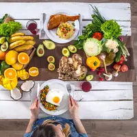 Ingin makan enak tanpa bikin kolesterol naik? Coba 4 resep makan siang ini, lezat, praktis, dan tentunya ramah jantung. Cocok untuk kamu yang ingin hidup lebih sehat tanpa mengorbankan rasa! (Foto dok: Freepik/pvproductions).