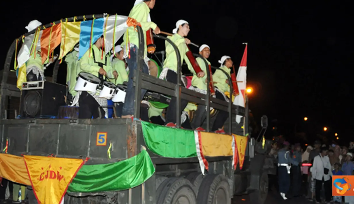 Citizen6, Surabaya: Pada perlombaan parade bedug ini diberangkatkan oleh Wakil Gubernur Jawa Timur, Saifullah Yusuf dan dihadiri oleh Komandan Pasmar-1 Brigadir Jenderal TNI (Mar) A. Farid Washington. (Pengirim: Budi Abdillah)
