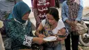  Warga mendaftarkan diri untuk mengikuti program Keluarga Berecana (KB) yang di Rusun Cibesel, Jakarta, Selasa (23/8/2016). Mobil unit pelayanan KB DKI Jakarta sambangi warga rusun Cipinang Besar Selatan. (Liputan6.com/Yoppy Renato)