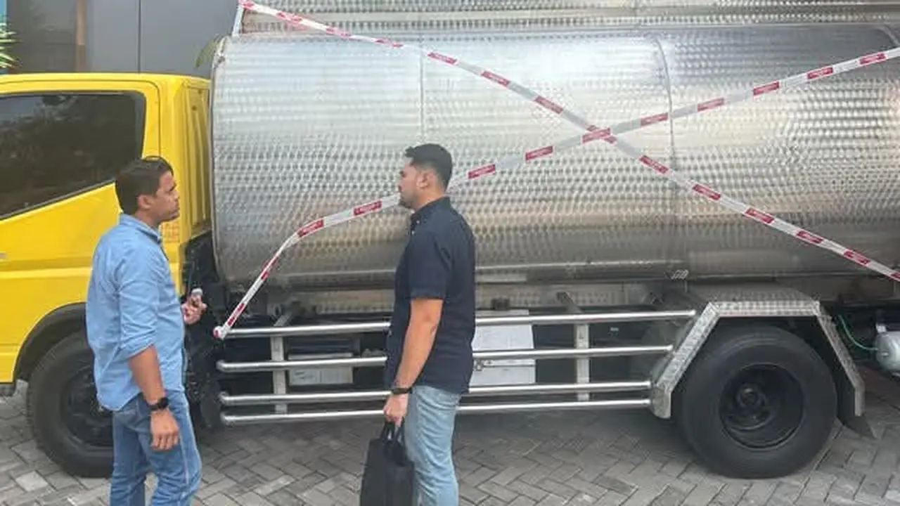 Bea Cukai mengungkap pengiriman 1,5 juta rokok ilegal dalam truk tangki air di Tol Banyumanik, Kota Semarang. (Dok. Istimewa)