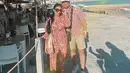 Romantis bersama suaminya, Krisdayanti mengenakan dress lengan panjang warna merah yang memiliki detail bunga-bungannya. [@krisdayantilemos]