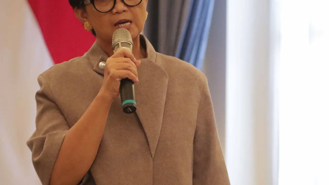 Menlu Retno Serahkan WNI Sandera Abu Sayyaf ke Keluarga