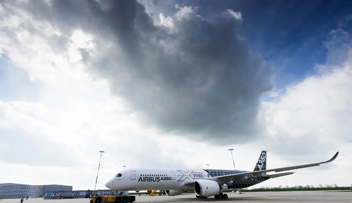 Bertempat di Hamburg, Jerman, pada 7 April 2014, pesawat baru jenis Airbus A350 XWB dipresentasikan (AFP PHOTO/PATRICK LUX)