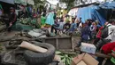 Puluhan warga manggarai menutup akses jalan yang mengarah ke RW 12 Manggarai, Jakarta, Rabu (26/4). Warga Kelurahan Manggarai dengan kompak mengancam akan melakukan blokade rel kereta api di Stasiun Manggarai. (Liputan6.com/Faizal Fanani)