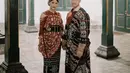 Untuk outfit selanjutnya, pasangan calon pengantin ini memilih baju adat dari Nusa Tenggara  Timur. @kaesangp.