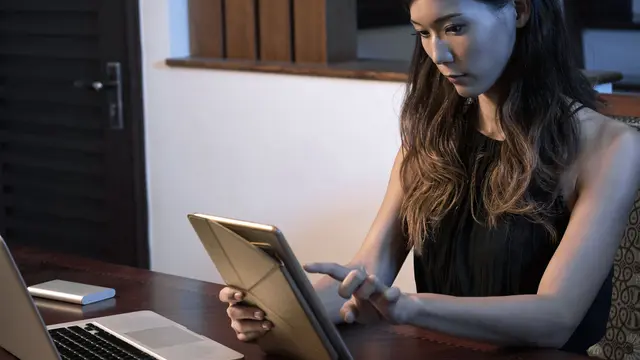 Ilustrasi menatap gadget