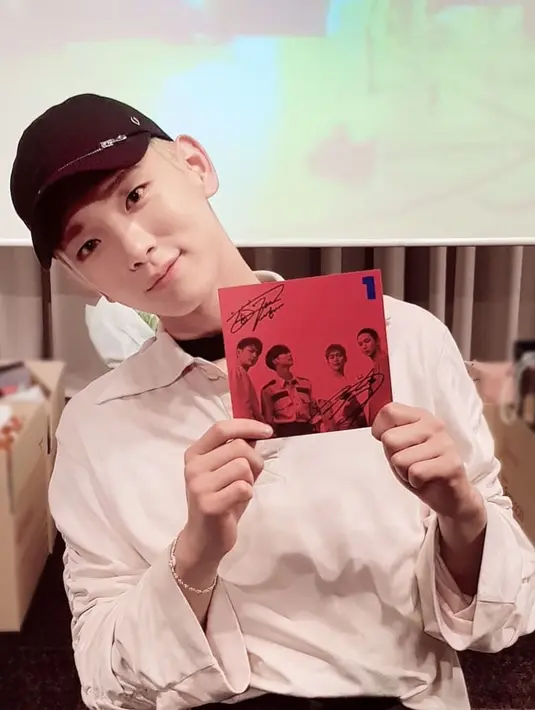 Selain itu, Minho mengaku jika mereka ingin menghabiskan waktu bersama lebih lama lagi. "Bersama saat remaja, usia 20 tahun bahkan saat 30 tahun," ujar Minho. (Foto: instagram.com/shinee)