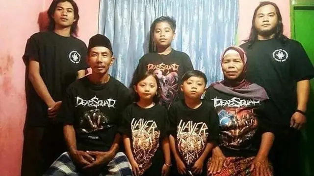 6 Momen Kumpul Keluarga Pakai Baju Kembar Ini Nyeleneh, Mau Ketawa Tapi Takut Dosa