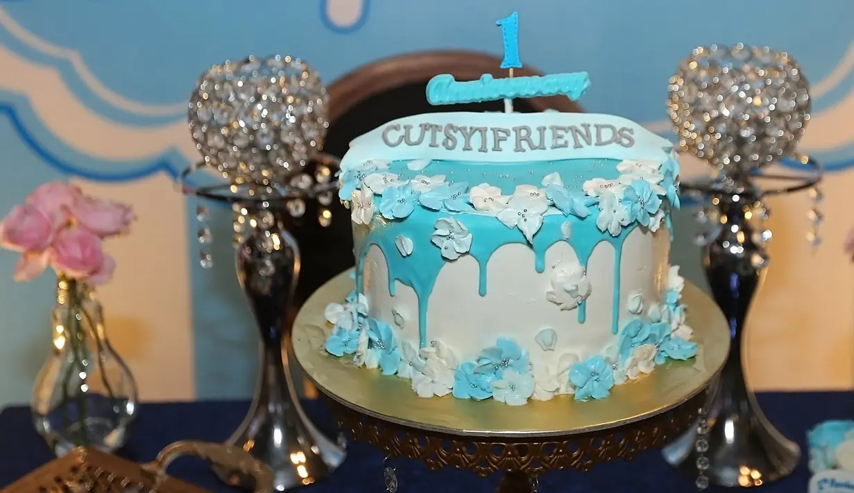 Demi menyenangkan hati para penggemar yang selalu siap mendukungnya kapan saja, ia pun merayakan hari jadi fanclubnya yan diberinama cutsyifrends. (Bambang E. Ros/Bintang.com)