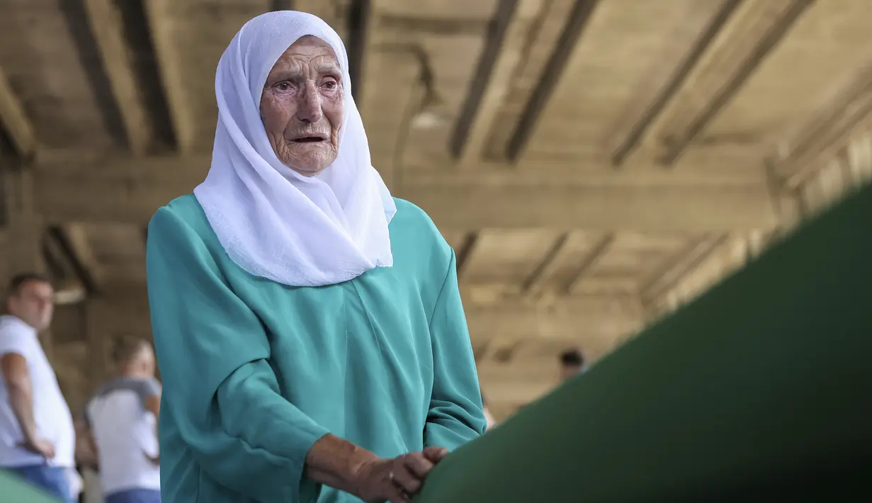 <p>Korban pembantaian Srebrenica yang baru diidentifikasi dimakamkan kembali pada 11 Juli setiap tahunnya. (AP Photo/Armin Durgut)</p>