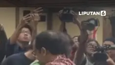 Mantan Mendikbudristek Nadiem Makarim kembali menjalani sidang kasus dugaan korupsi pengadaan laptop Chromebook, yang kehadirannya di ruang sidang disambut haru oleh para driver Gojek yang memberi dukungan moril dengan bersalaman langsung.

Di hadapan majelis hakim, Nadiem menyatakan kesiapannya ...