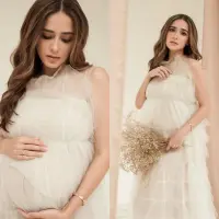 Yasmine Wildblood melakukan sesi maternity shoot di kehamilan ketiga ini. Intip potretnya yang semakin cantik kenakan dress dengan baby bump yang membesar. (Instagram/yaswildblood).