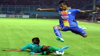 Johan Alfarizi, bek Arema Cronus ketika hindari adangan bek Maziya (ANTARA FOTO/Ari Bowo Sucipto)