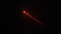 Pesawat ruang angkasa Double Asteroid Redirection Test (DART) dengan Roket SpaceX Falcon 9 yang diluncurkan dari Vandenberg Space Force Base terlihat dari Simi Valley, California, AS, 23 November 2021. DART bertujuan membelokkan asteroid berbahaya yang menuju bumi. (AP Photo/Mark J. Terrill)