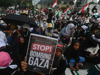 Massa dari organisasi masyarakat (ormas) Islam yang tergabung dalam Aliansi Rakyat Indonesia Bela Palestina (ARBPI) saat melakukan aksi unjuk rasa di kawasan Patung Kuda, Jakarta, Minggu (9/6/2024). (merdeka.com/Arie Basuki)