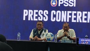 Endri Erawan dan Sumardji menghadiri sesi konferensi pers PSSI di Menara Mandiri, Jakarta, Selasa (16/12/2025). (Bola.com/Hery Kurniawan)