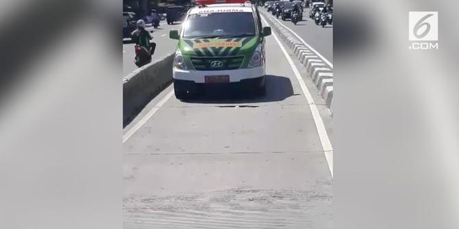 VIDEO: Viral, Ambulans Lawan Arus Masuk Jalur Transjakarta