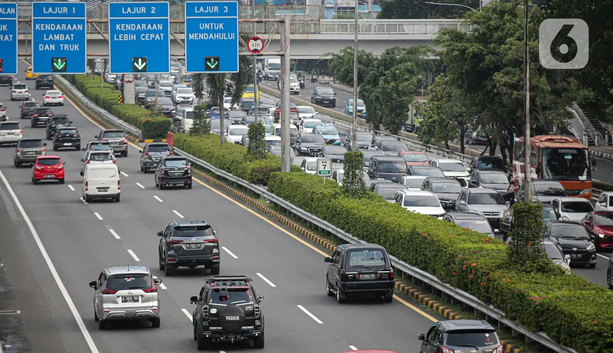 Kendaraan melintas di tol Semanggi, Jakarta, Sabtu (5/11/2022). Pemerintah berencana untuk mengimplementasikan bayar tol nontunai 'jarak jauh' atau nirsentuh mulai Desember 2022.  Sistem MLFF ini diharapkan bisa berjalan dengan baik dan dapat digunakan di seluruh ruas tol pada akhir 2023. Dengan demikian, maka pada 2024 semua ruas tol menggunakan sistem MLFF. (Liputan6.com/Faizal Fanani)