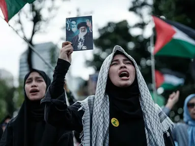 Warga berunjuk rasa menentang serangan gabungan Amerika Serikat (AS)-Israel terhadap Iran dan berduka atas gugurnya pemimpin tertinggi Iran, Ayatollah Ali Khamenei, di depan Kedutaan Besar Amerika Serikat di Jakarta pada Senin 9 Maret 2026. Massa yang tergabung dalam Aliansi Nasional Anti Zionisme (ANAZ) dan Komite Solidaritas Palestina dan Yaman (KOSPY) menggelar unjuk rasa di depan Kedutaan Besar Amerika Serikat di Jakarta. (YASUYOSHI CHIBA/AFP)