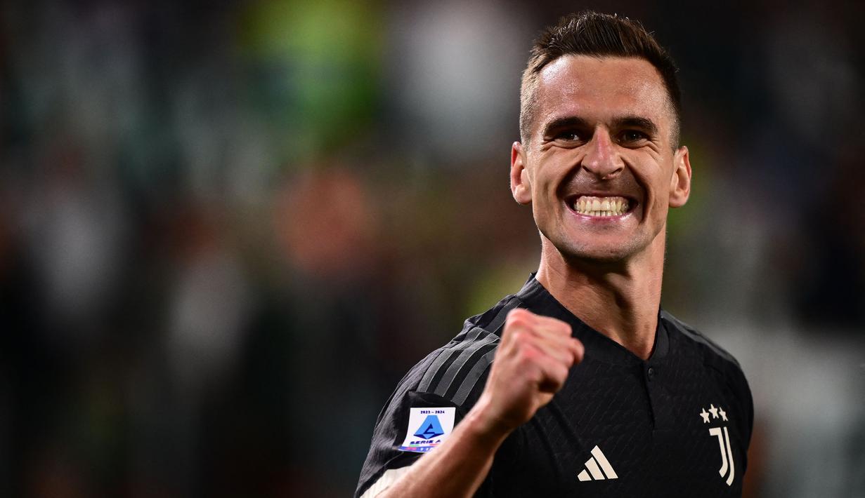 Pemain Juventus, Arkadiusz Milik merayakan golnya ke gawang Lecce pada laga lanjutan Liga Italia 2023/2024 di Allianz Stadium, Juventus, Italia, Rabu (27/09/2023). Gol Milik berhasil memutus rekor tak terkalahkan Lecce pada musim ini. (AFP/Marco Bertorello)