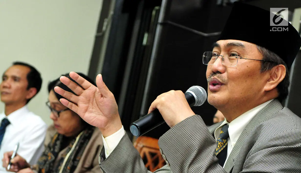 Jimly Asshiddiqie memberi keterangan terkait nama calon Komisioner Komnas HAM, Jakarta, Rabu (2/8). Jimly berharap ke-14 nama tersebut berkomitmen dengan visi dan misi yang telah menjadi tujuan awal dari Komnas HAM. (Liputan6.com/Helmi Afandi)