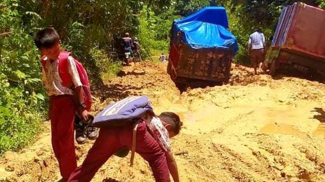 Rusak Parah Jalan Raya Pulau Enggano Seperti Kubangan Kerbau