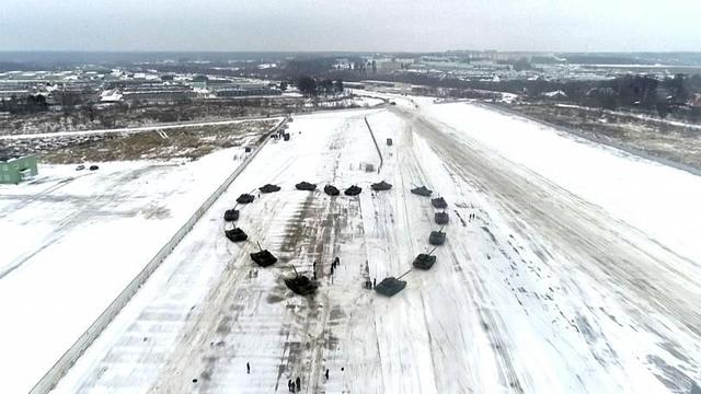 Seorang letnan Rusia bekerja sama dengan kru militer untuk mengejutkan pacarnya dengan formasi tank besar berbentuk hati. (AFP)