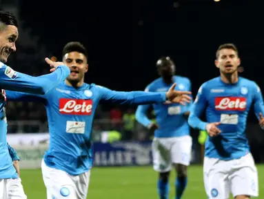 Pemain Napoli, Jose Callejon berselebrasi setelah mencetak gol ke gawang Cagliari pada laga pekan ke-26 Serie A di Sardegna Arena, Selasa (27/2). Napoli memantapkan posisi di puncak klasemen sementara Liga Italia 2017/2018. (Fabio Murru/ANSA via AP)