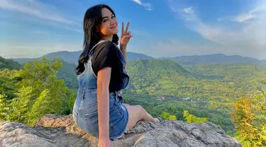 Arlida Putri senang mengunjungi tempat dengan pemandangan yang indah. Latar pemandangan alam bebas menjadi healing terbaik bagi Arlida. Pedangdut berparas cantik ini bergaya foto kece saat berada di spot Instagramable alam bebas. (Liputan6.com/IG/@arlidaputrii)