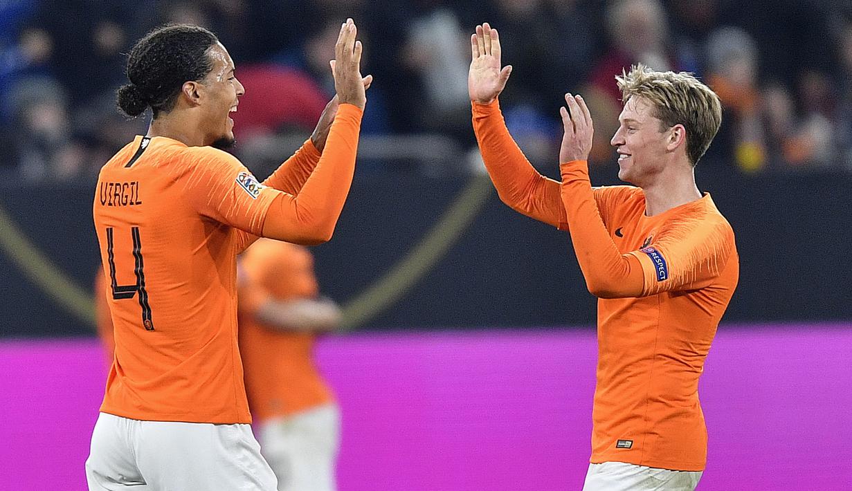 Bek Belanda, Virgil Van Dijk, merayakan gol bersama Frenkie De Jong pada laga UEFA Nations League di Veltins Arena, Gelsenkirchen, Senin (19/11/2018). Kedua tim bermain imbang 2-2. (AP/Martin Meissner)