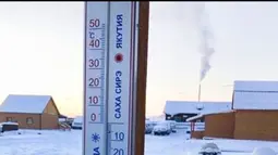 Sebuah termometer digital untuk mengukur suhu udara di desa Oymyakon, Rusia, Minggu (14/1). Termometer mencatat suhu mencapai minus 62 derajat celcius yang mengakibatkan alat ukur tersebut pecah dan mengalami kerusakan. (sakhalife.ru photo via AP)
