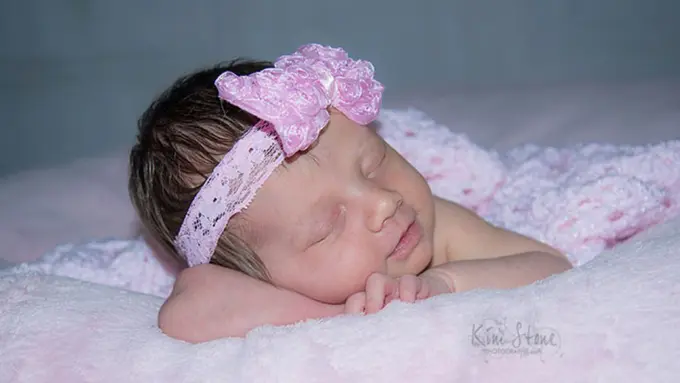 [Bintang] Tidur di Sarung Tangan Mendiang Ayahnya, Bayi Ini Tersenyum Haru