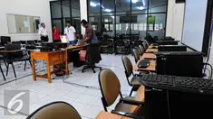 Dirtipikor Bareskrim Polri mengecek 49 sekolah penerima alat UPS untuk melengkapi berkas penyelidikan, Jakarta, Kamis (11/6/2015). Pemeriksaan dibantu 6 tim ahli untuk mengetahui kebutuhan UPS dari tiap sekolah. (Liputan6.com/Yoppy Renato)