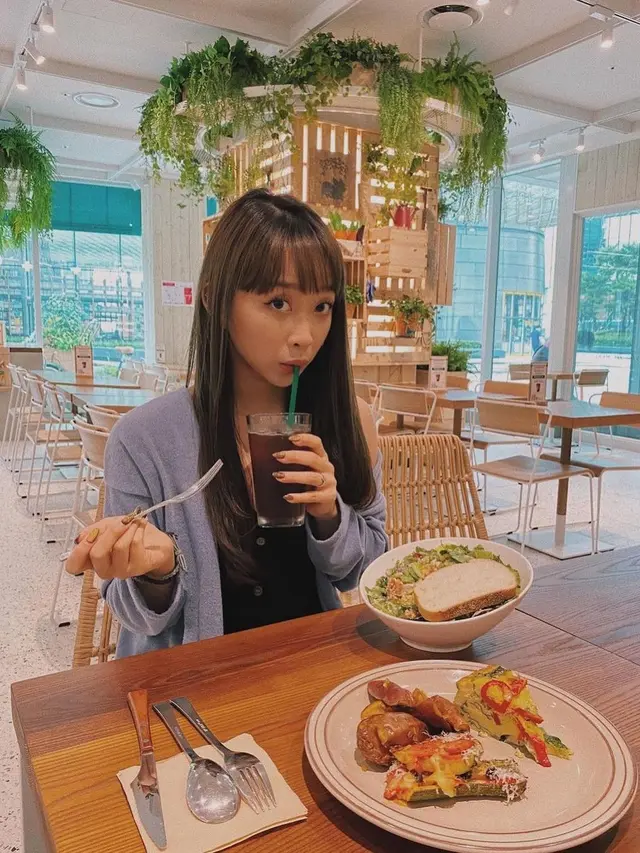 Ide Gaya Rambut Dita Karang yang Punya Pesona Eonnie, Inspirasi untuk Pemilik Poni Rata