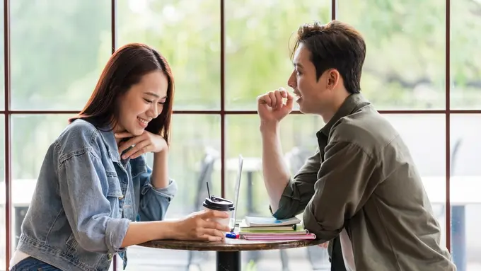 couple bahagia kencan romantis