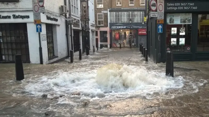 'Tsunami Mini' Membanjiri London, Ribuan Warga Dievakuasi