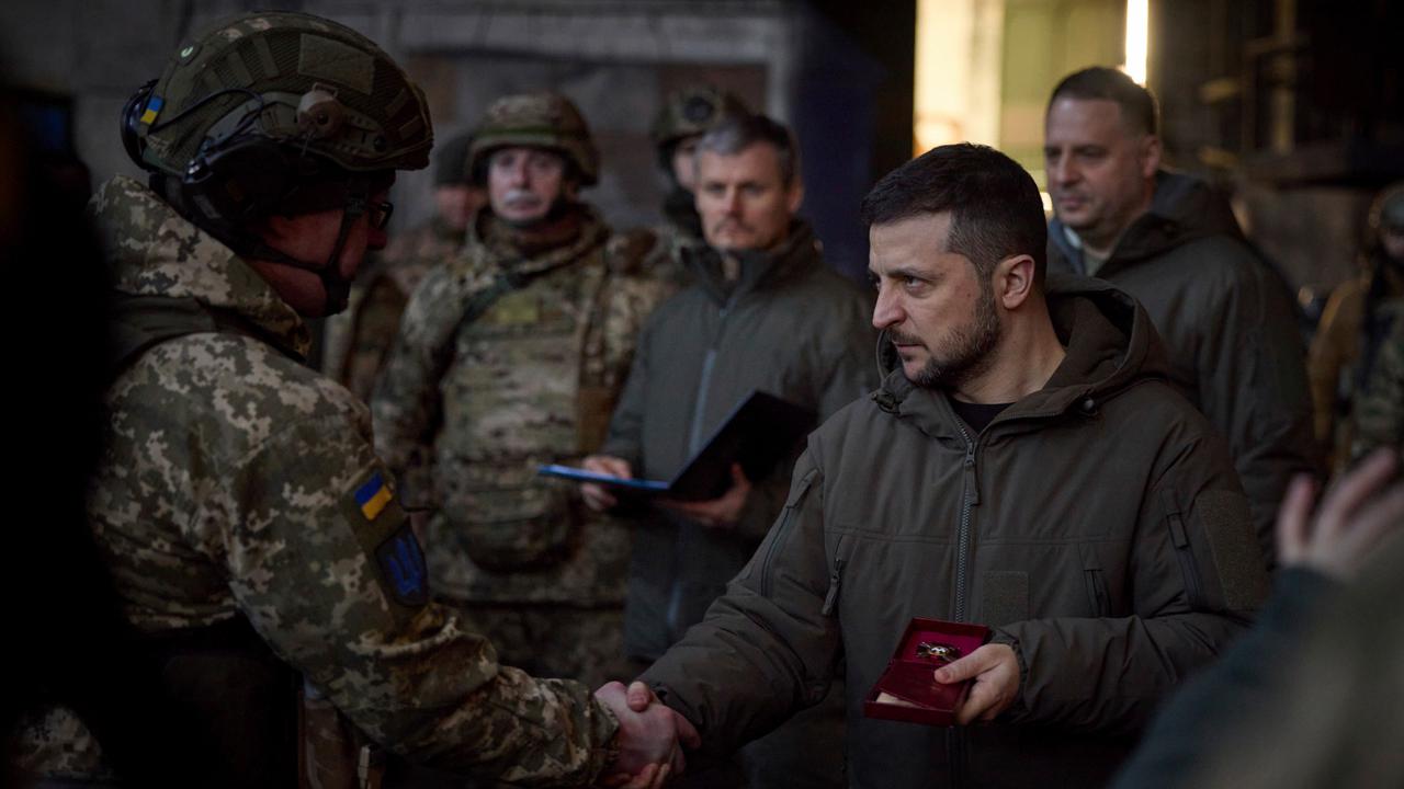 Zelenskyy Kunjungi Tentara Ukraina di Lokasi Pertempuran Terberat Lawan Rusia