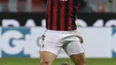 Striker AC Milan, Andre Silva, berebut bola dengan pemain SPAL, Francesco Vicari, pada laga Serie A Italia di Stadion San Siro, Rabu (20/9/2017). AC Milan menang 2-0 atas SPAL. (AP/Antonio Calanni)